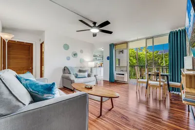 Image de Beachy Ground Floor Getaway  | 1bd/1ba Sleeps 4 | Pool Access + Walk to Beach