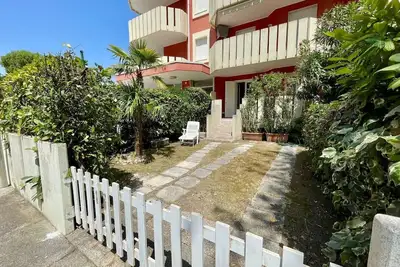 Image de Appartement familial ensoleillé avec piscine près de la plage
