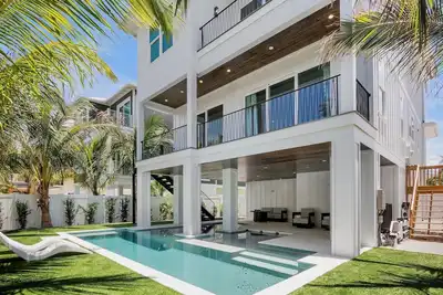 Image de New Luxury Home with Rooftop, Pool & Walk to Beach