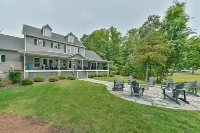 Image de 5 Br Lakefront Getaway + Fire Pit + Lake Views
