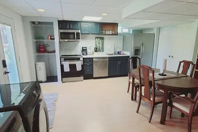 Image de Private walkout basement: 2 queen beds & full bath