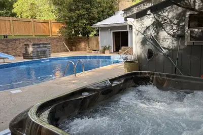 Image de Upscale 3 bedroom, 3 bath home with in-ground pool and tons of amenities.