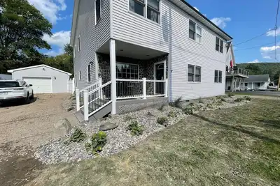 Image de 4-bedroom house on DeRuyter Lake with WiFi, Fitness room, Ac and Hot Tub!