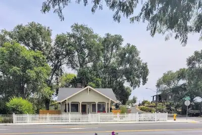 Image de Charming 3-bedroom house walking distance to the lake, restaurants, pet friendly