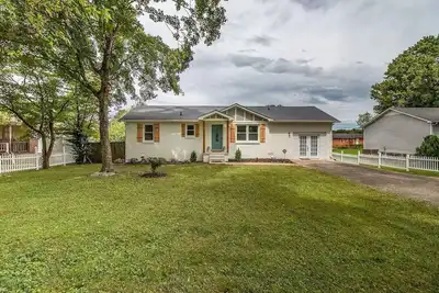 Image de Eight guests. Walk to factory!