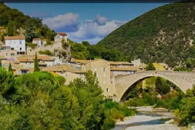 Image de Homerez - Appartement moderne à Nyons - 60 m² - Vue montagne