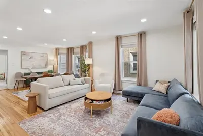 Image de Bright, renovated, spacious and on the Main Line!