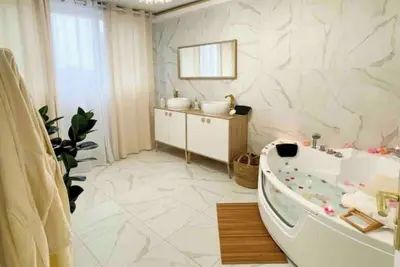 Image de Appartement tout équipé de luxe avec jacuzzi et sauna à 4 min de la plage