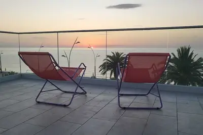 Image de Seafront Clear Sunrise - ground floor H&F