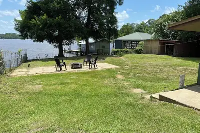 Image de Lakefront 3-bedroom house located on Lake Darbonne.