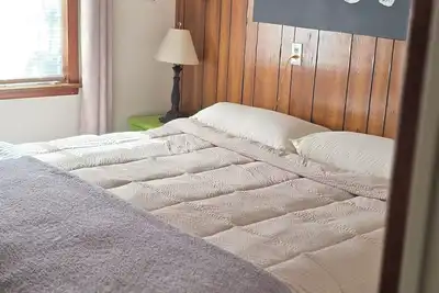 Image de Chill apt, sleeps 4 w/ WiFi, next to local recreation & restaurants mins away. .