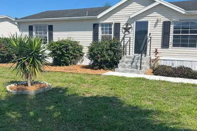 Image de “Our Lakeside Oasis” is a Cozy 2-bedroom house in charming Okeechobee.