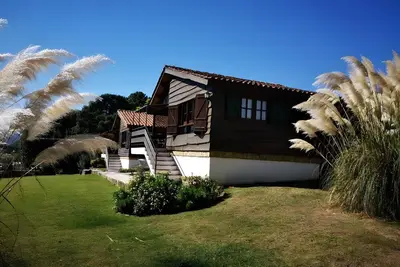 Image de Maison de vacances 'Rosal Lodge' avec vue sur les montagnes, piscine partagée et Wi-Fi