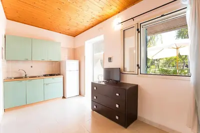 Image de Propriété dans un village de vacances 'Baia Falcone - Comfort 210' avec vue sur la mer et climatisation