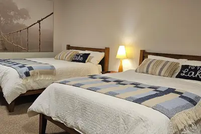 Image de Cozy Guest Suite with Stunning Lake Views & Private Hot Tub
