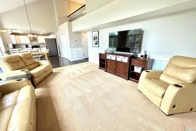Image de Spacious Gathering Place 2x Living Rooms & Dining Rooms + Fenced Private Yard