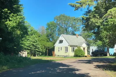 Image de 3-bedroom house with path to beach right from the yard!