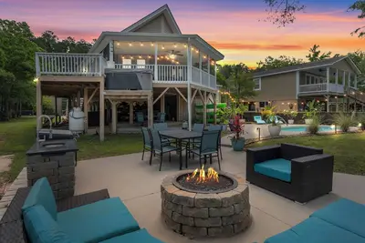 Image de Pirate's Cove Bungalow! Boat ramp Hot Tub Pool Firepit! Close to Ccu! Secluded!