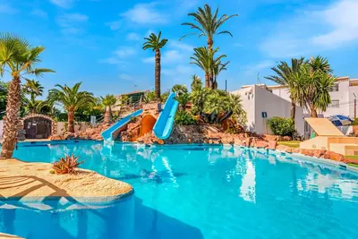 Image de Maison de vacances 'Ortega' avec piscine partagée, Wi-Fi et climatisation