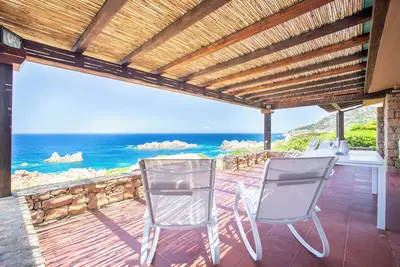 Image de Villa 'Li Baietti' face à la mer avec terrasse privée et climatisation