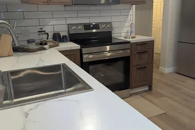 Image de Come On Inn-recently renovated basement suite.