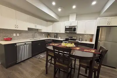 Image de Modern Comfort in the Center - Forest Heights Haven
