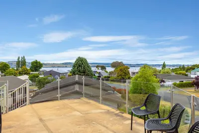 Image de Lake house with panoramic view