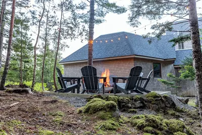 Image de Peaceful private woodland home, open and airy, with ocean views and fire pit