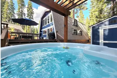 Image de A-Frame- Fenced Backyard, Pet Ok, Walk2Beach, Hot Tub, Near Northstar/ Palisades