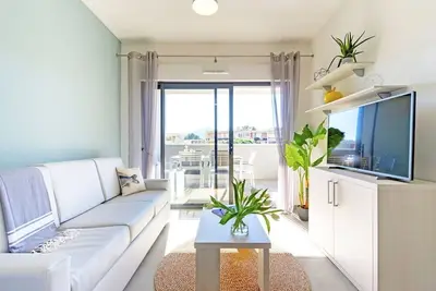 Image de T2 moderne avec piscine rooftop et parking sécurisé à La Favière