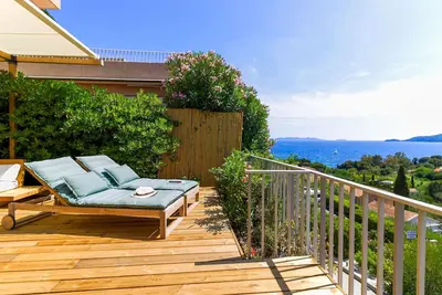 Image de Appartement lumineux avec grande terrasse, vue mer, au Lavandou