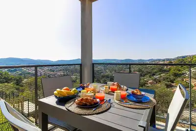 Image de T2 Confortable avec Terrasse - Capacité 4 Pers