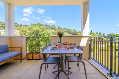 Image de Entre Bormes et Le Lavandou : Appartement T3 lumineux avec terrasse et piscine
