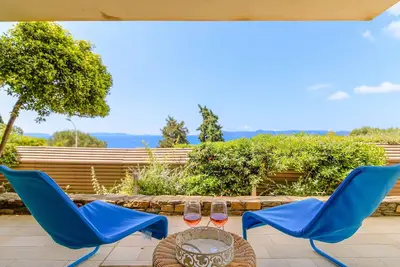 Image de T2 au Lavandou avec piscine privée et terrasse spacieuse