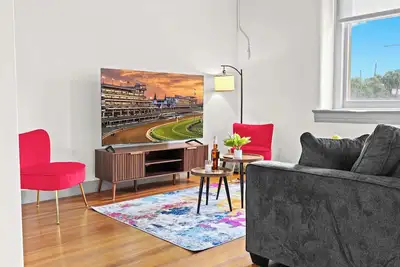 Image de Chic and Comfy Unit w/ Free Parking | Medical District