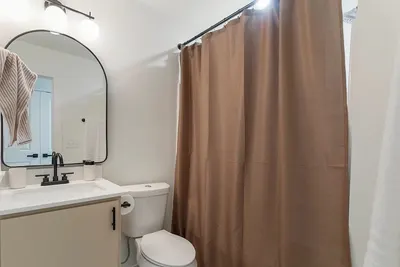 Image de New Construction 3-bedroom house in charming Tulsa. Enjoy your stay!