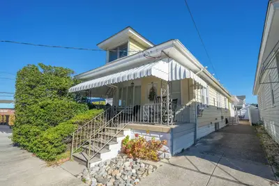Image de Just a few short blocks from the beach. Centrally located.