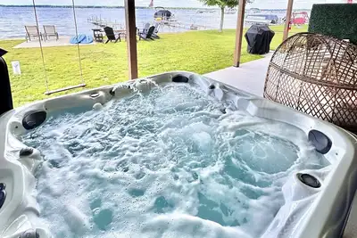 Image de Lakefront Home: Hot Tub, Paddle Boards, Game Room