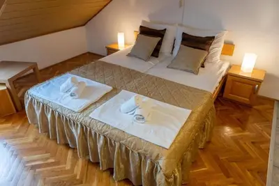 Image de Dvokrevetna soba s bračnim krevetom