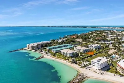 Image de Beach Bliss Awaits: Immaculate Condo Just Steps from Your Private Beach Oasis!