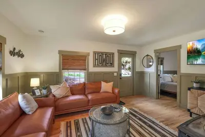 Image de Walkable Downtown Retreat w/Loft