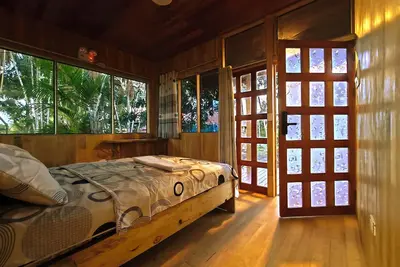 Image de Cabins and lake, abundant vegetation and wildlife in the heart of downtown Iquitos