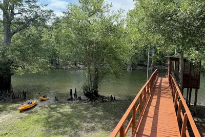 Image de Cozy Log Cabin Retreat on the Santa Fe River – Nature, Kayaking & Relaxation!