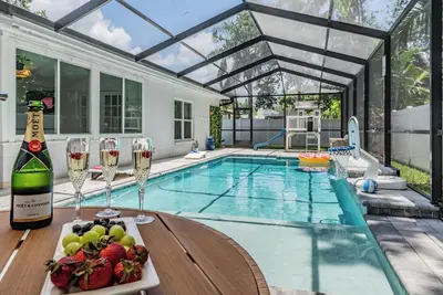 Image de Heated pool, arcade, 6 TVs, 4-bedroom house with Ac, WiFi in brilliant Tampa
