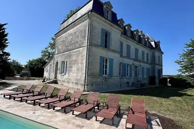 Image de Château proche de Saintes et Cognac, 15 couchages avec piscine chauffée