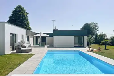Image de Maison plain-pied avec piscine pour 8 personnes.