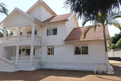 Image de Entebbe's Premier Vacation Home—Sleeps 14+ with Lake Victoria view