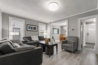 Image de Charming 3-Bedroom Home – 4 Min Walk to Attractions!