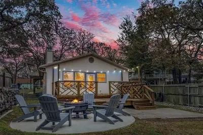 Image de Cozy Modern Lakehouse on Cedar Creek – Dock, Fire Pit, Pet Friendly!