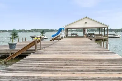 Image de Newly Furnished! Relax in style in this charming townhome with lake access!